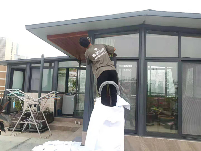 在門(mén)楣上定位劃水平線，把塑料支架的固定孔距畫(huà)下來(lái)沖擊鉆打孔，要比膨脹螺絲深一些。   最好兩個(gè)人配合安裝，一個(gè)人托舉著，一個(gè)人安放膨脹螺絲，有4個(gè)，扳手?jǐn)Q緊。   接下來(lái)的就比較好安裝了.將組合好的雨棚耐力板插入剛才安裝好的雨棚中【支架的卡槽中】，螺絲固定。   全部安裝到位后，要到遠(yuǎn)處看看，雨棚外沿是不是處在一條直線上，如有高有低，放寬膨脹螺絲，調(diào)整一下支架，如果是墻面不平引起的，可用木片或塑料片墊一下。記得膨脹螺絲還要擰緊，不然雨棚會(huì)飛跑的。