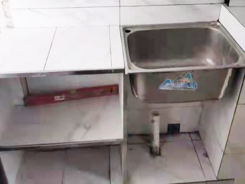 廚房磚砌櫥柜：櫥柜的水電定位時，先劃分功能區(qū)：洗菜盆區(qū)、灶臺區(qū)、切菜區(qū)、電器區(qū)，把這些區(qū)域的具體尺寸畫在墻面上，安排好進水管、排水管和各種插座的準(zhǔn)確位置。 磚砌櫥柜制作的時候先做櫥柜的圍角，可以根據(jù)自己的喜好選擇不同顏色的瓷磚來實現(xiàn)。圍角完成以后的重要工作就是用水泥和砂漿將櫥柜的底部填實，上面鋪瓷磚。同時，瓷磚豎隔板的位置按照櫥柜圖紙進行預(yù)留。 磚砌櫥柜制作好之后，我們可以根據(jù)自己喜歡的風(fēng)格選擇不同材質(zhì)的石材臺面和門板，完全不影響美觀，同時對于櫥柜內(nèi)部我們均采用不銹鋼條進行收邊，既美觀又好打掃衛(wèi)生。