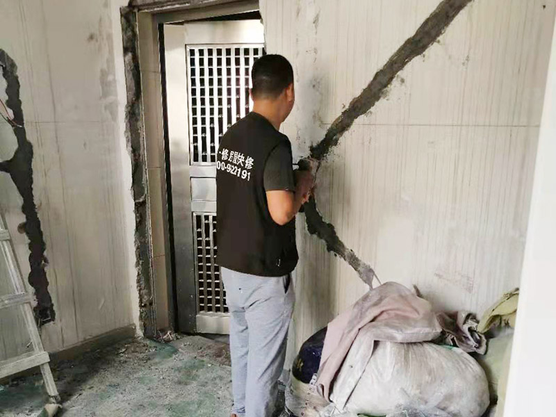 墻面電路走線改造：在家居裝修中，電路是屬于隱蔽工程，因此在電路改造過程中，一定要按照步驟來，一個步驟都不能馬虎，避免后期使用出現(xiàn)安全隱患。定位之后，師傅會按照定位和電路走向，進行開槽布線，布線都是使用線管進行暗埋，有PVC和冷彎管兩種，冷彎管彎曲效果很好，不會斷裂，是布線不錯的選擇，它的轉角有一定弧度，線可以隨便更換，不需要開墻。