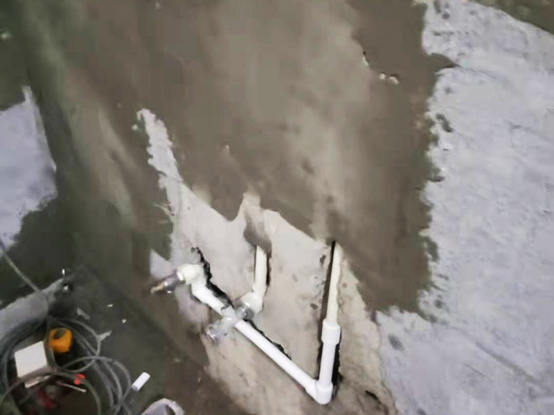 墻內(nèi)水管安裝維修：水管的鋪設(shè)方式分為明裝和暗裝，明裝是將水管管道沿著天花板下、墻上、柱上、梁下、地板旁外等地方外露敷設(shè)，其優(yōu)點就是造價會比較低，施工相對方便，維修更加簡單;缺點就是水管外表容易堆積灰塵、產(chǎn)生凝水等，影響美觀。暗裝就是將水管管道鋪設(shè)在吊頂、地面或管溝中隱蔽敷設(shè)，暗裝的優(yōu)點是鋪設(shè)完看不到水管，比較美觀;缺點就是若后期水管出現(xiàn)漏水等問題不好維修。