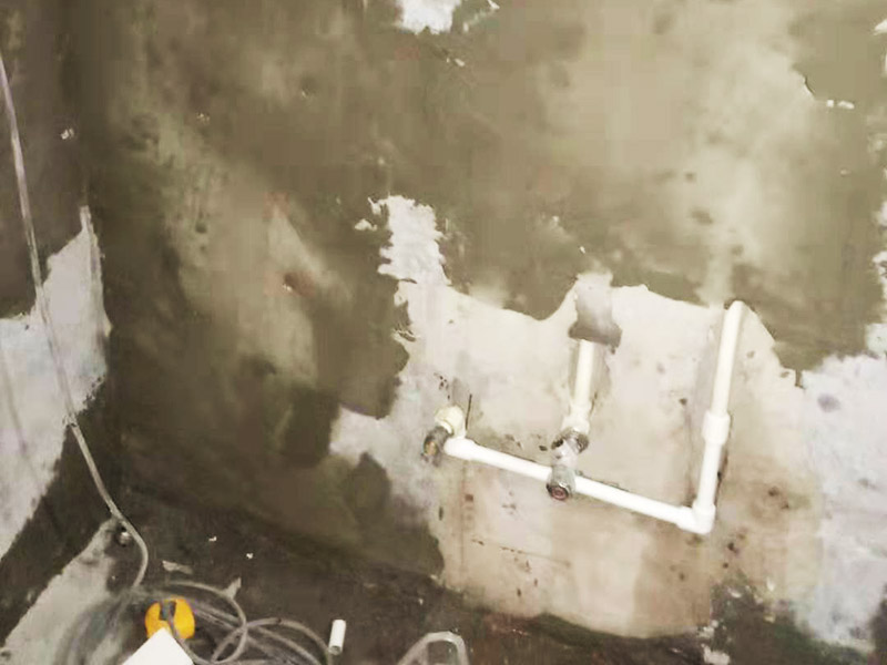 墻內(nèi)水管安裝維修：水管的鋪設(shè)方式分為明裝和暗裝，明裝是將水管管道沿著天花板下、墻上、柱上、梁下、地板旁外等地方外露敷設(shè)，其優(yōu)點就是造價會比較低，施工相對方便，維修更加簡單;缺點就是水管外表容易堆積灰塵、產(chǎn)生凝水等，影響美觀。暗裝就是將水管管道鋪設(shè)在吊頂、地面或管溝中隱蔽敷設(shè)，暗裝的優(yōu)點是鋪設(shè)完看不到水管，比較美觀;缺點就是若后期水管出現(xiàn)漏水等問題不好維修。