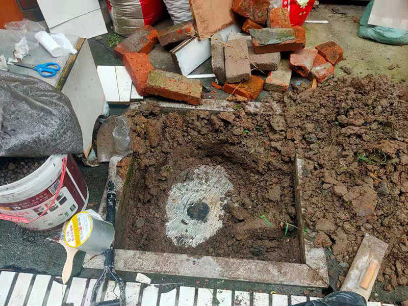 庭院植物底部防水：找到本來的防水層，由于防水層不是顯露的，是在面層下部，有必要將面層進(jìn)行悉數(shù)根除，找到本來的防水層。將原防水層根除以后，找平，將本來下部保溫層里存的水進(jìn)行排干，設(shè)一些排氣孔做排氣辦法，將保溫層里的水分排干。做完防水層以后，必定要做找坡處理，不要形成屋面部分存水，通常設(shè)置水泥砂漿找平找坡，找坡的斜度不小于3%。再進(jìn)行閉水實(shí)驗(yàn)，不漏水為合格，再進(jìn)行康復(fù)上面的維護(hù)及鋪貼面磚裝修。