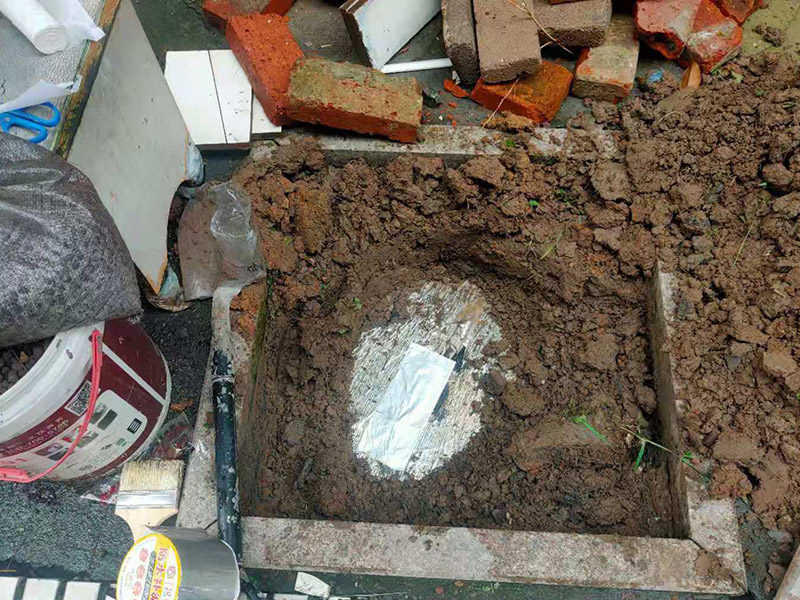 庭院植物底部防水：找到本來的防水層，由于防水層不是顯露的，是在面層下部，有必要將面層進(jìn)行悉數(shù)根除，找到本來的防水層。將原防水層根除以后，找平，將本來下部保溫層里存的水進(jìn)行排干，設(shè)一些排氣孔做排氣辦法，將保溫層里的水分排干。做完防水層以后，必定要做找坡處理，不要形成屋面部分存水，通常設(shè)置水泥砂漿找平找坡，找坡的斜度不小于3%。再進(jìn)行閉水實(shí)驗(yàn)，不漏水為合格，再進(jìn)行康復(fù)上面的維護(hù)及鋪貼面磚裝修。