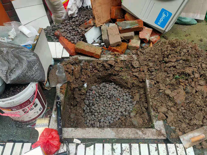 庭院植物底部防水：找到本來的防水層，由于防水層不是顯露的，是在面層下部，有必要將面層進(jìn)行悉數(shù)根除，找到本來的防水層。將原防水層根除以后，找平，將本來下部保溫層里存的水進(jìn)行排干，設(shè)一些排氣孔做排氣辦法，將保溫層里的水分排干。做完防水層以后，必定要做找坡處理，不要形成屋面部分存水，通常設(shè)置水泥砂漿找平找坡，找坡的斜度不小于3%。再進(jìn)行閉水實(shí)驗(yàn)，不漏水為合格，再進(jìn)行康復(fù)上面的維護(hù)及鋪貼面磚裝修。