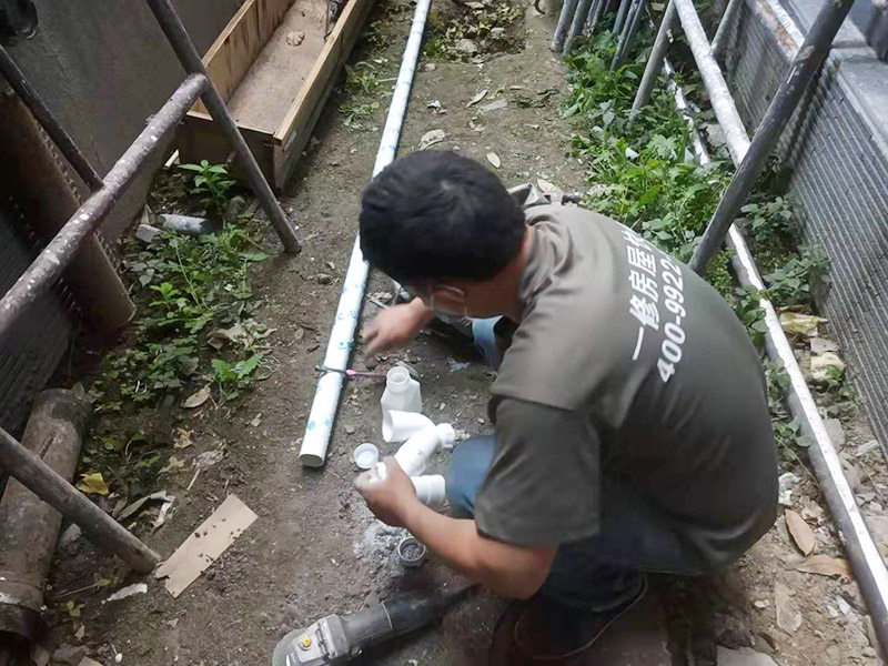 外墻水管安裝：水管承插連接分為剛性承插連接和柔性承插連接兩種。剛性承插連接是用管道插口插入管道的承口內(nèi)，對正后，先用嵌縫材料嵌縫，然后用密封材料密封，使之成為一個牢固的封閉的管道接口。柔性承插連接接頭在管道承插口的正封口上放入富有彈性的橡膠圈，然后施力將管子插端插入，形成一個能適應(yīng)一定范圍內(nèi)的位移和振動的封閉管接頭。