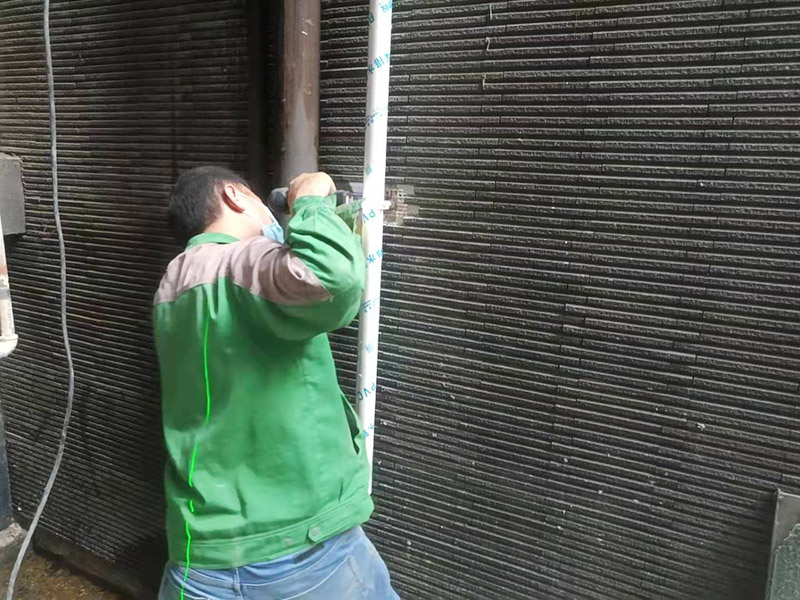 外墻水管安裝：水管承插連接分為剛性承插連接和柔性承插連接兩種。剛性承插連接是用管道插口插入管道的承口內(nèi)，對正后，先用嵌縫材料嵌縫，然后用密封材料密封，使之成為一個牢固的封閉的管道接口。柔性承插連接接頭在管道承插口的正封口上放入富有彈性的橡膠圈，然后施力將管子插端插入，形成一個能適應(yīng)一定范圍內(nèi)的位移和振動的封閉管接頭。