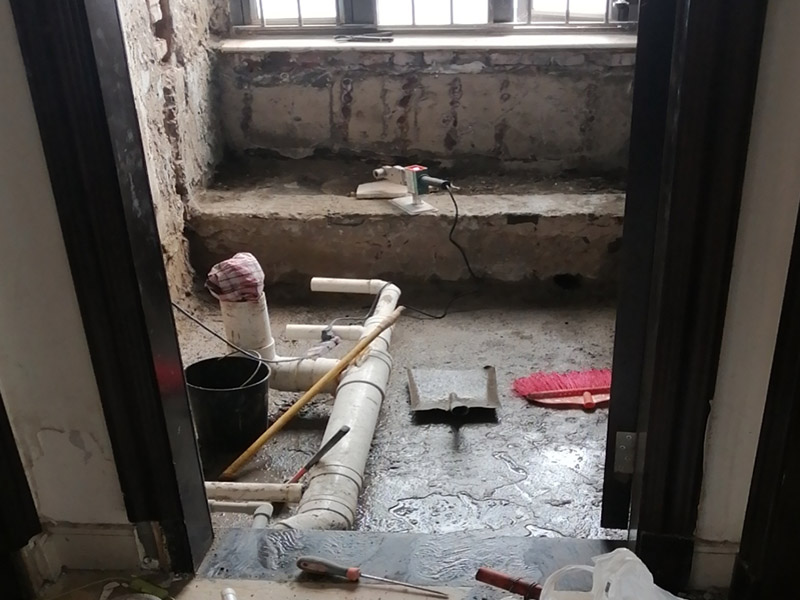 衛(wèi)生間改造維修：既然是改造，肯定是對(duì)衛(wèi)生間的格局或是衛(wèi)浴設(shè)施、地磚、墻磚等地方不滿意，但在改造之前你需要將這些不滿意的地方進(jìn)行拆除，且拆除之后的垃圾也要及時(shí)清理，避免阻礙施工進(jìn)程。將不需要或是不滿意的地方進(jìn)行拆除后，留下的成品需要進(jìn)行施工保護(hù)，防止磕碰到，還可防止被上面的重物或是棱角碰壞。改造過(guò)程中要對(duì)原有的水電路進(jìn)行徹查，看是否存在銹蝕、老化等情況，若有，則需要更換新的電路、水路，如果線路良好，且沒(méi)有多大的問(wèn)題，則只需要添加刪減線路就可以了。同時(shí)在改造的時(shí)候最好能做到以后維修和保養(yǎng)都比較方便，然后將其做好隱蔽處理。