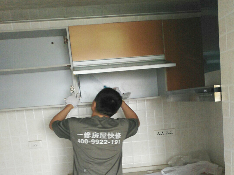   在安裝廚房吊柜之前，師傅要先用量尺確定了吊柜安裝的位置，確定好吊柜預定的位置，然后在墻面上鉆孔，便于塞入膨脹螺絲，安裝時先將拉桿裝入對應安裝孔，然后將板塊連接，將吊柜提到吊片上，用工具扭緊螺絲釘固定。