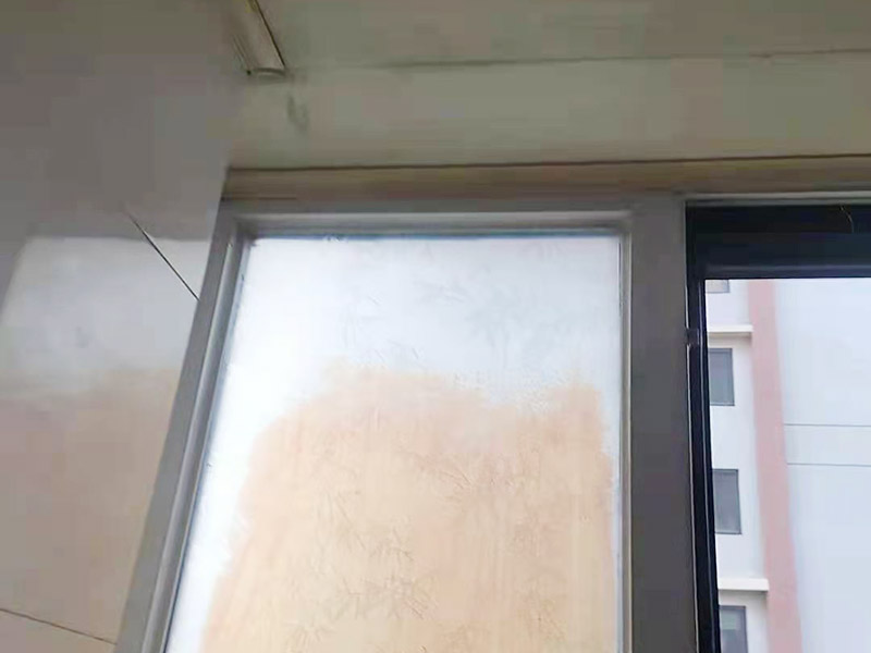 窗框接縫處打膠：窗框與墻體固定時，需要在內(nèi)外都打膠，因為玻璃與型材間存在一定的縫隙，需要將膠打入縫隙中，為了讓兩者間的密封性能、水密性能更加好。先固定上框，后固定邊框，采用塑料膨脹螺栓固定。框與洞口之間的伸縮縫內(nèi)腔均采用閉孔泡沫塑料，發(fā)泡劑等彈性材料填塞，表面用密封膠密封。