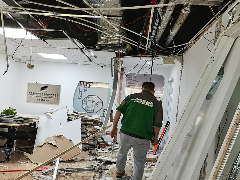 辦公室重新裝修局部拆墻時應(yīng)根據(jù)戶型圖判斷是否為承重墻；否則不可拆除。辦公室的抗震構(gòu)件如構(gòu)造柱、圈梁等根據(jù)原建筑施工圖來確定，或者請物業(yè)鑒別。還有應(yīng)把墻內(nèi)開關(guān)、插座、有線電視頭、電話線路等有關(guān)線盒拆除、放好，拆墻時大號鐵釘?shù)氖芰γ娣e較大，需謹(jǐn)慎面對，以防誤砸到手。