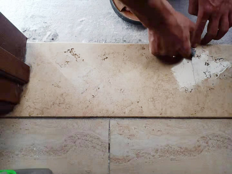 門檻石裂縫修復(fù)：斷裂比較多的通常是衛(wèi)生間門口的門檻石，因?yàn)樾l(wèi)生間過于潮濕，而天然石材吸水性很強(qiáng)，水分過多之后石材就更加脆，容易斷裂。用云石膠調(diào)制成和過門石一樣的顏色，然后嵌入縫隙并打磨光滑就好。