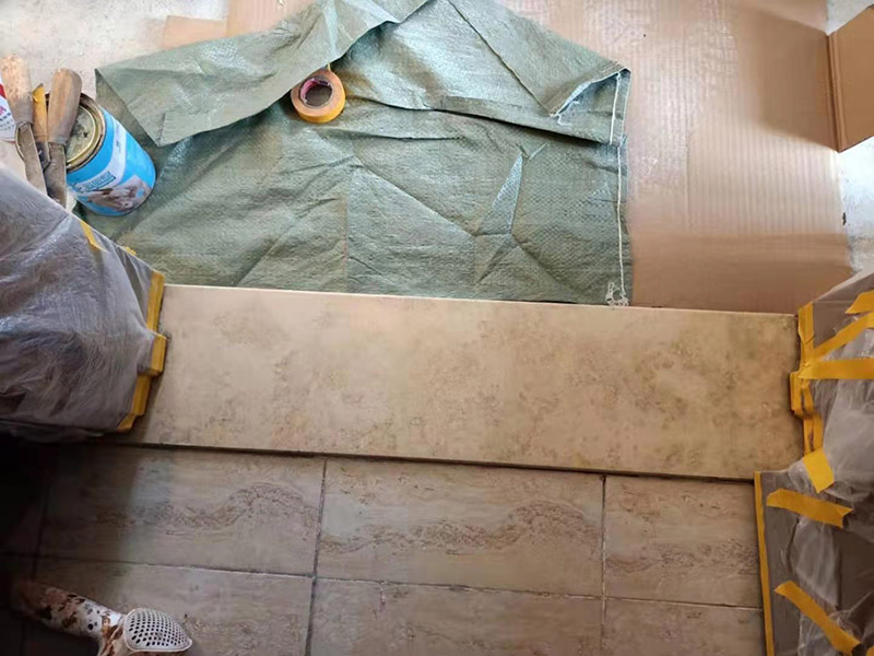 門檻石裂縫修復(fù)：斷裂比較多的通常是衛(wèi)生間門口的門檻石，因?yàn)樾l(wèi)生間過于潮濕，而天然石材吸水性很強(qiáng)，水分過多之后石材就更加脆，容易斷裂。用云石膠調(diào)制成和過門石一樣的顏色，然后嵌入縫隙并打磨光滑就好。