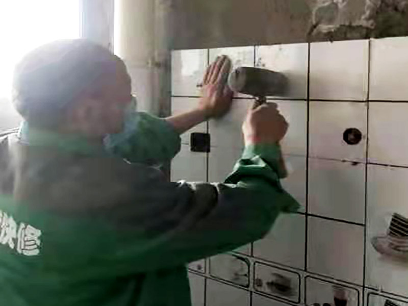 廁所小方磚鋪貼：首先墻面基層清理干凈，衛(wèi)生間采用釉面墻磚，用水泥砂漿，瓷磚需要經(jīng)過(guò)泡水后鋪貼，而且墻磚的鋪貼高度可要高于淋浴的高度，這樣比較防水。在瓷磚鋪貼時(shí)需要以水平線為準(zhǔn)繩，設(shè)置能對(duì)瓷磚起到支撐作用的木板，以防止瓷磚在達(dá)到粘著強(qiáng)度之前位移或下墜。