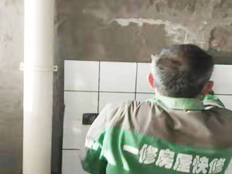 廁所小方磚鋪貼：首先墻面基層清理干凈，衛(wèi)生間采用釉面墻磚，用水泥砂漿，瓷磚需要經(jīng)過(guò)泡水后鋪貼，而且墻磚的鋪貼高度可要高于淋浴的高度，這樣比較防水。在瓷磚鋪貼時(shí)需要以水平線為準(zhǔn)繩，設(shè)置能對(duì)瓷磚起到支撐作用的木板，以防止瓷磚在達(dá)到粘著強(qiáng)度之前位移或下墜。