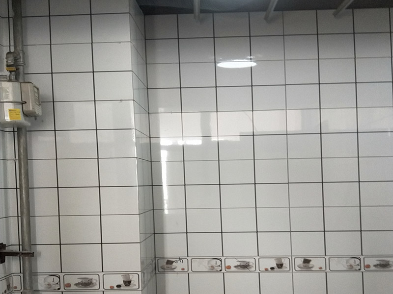 廁所小方磚鋪貼：首先墻面基層清理干凈，衛(wèi)生間采用釉面墻磚，用水泥砂漿，瓷磚需要經(jīng)過(guò)泡水后鋪貼，而且墻磚的鋪貼高度可要高于淋浴的高度，這樣比較防水。在瓷磚鋪貼時(shí)需要以水平線為準(zhǔn)繩，設(shè)置能對(duì)瓷磚起到支撐作用的木板，以防止瓷磚在達(dá)到粘著強(qiáng)度之前位移或下墜。