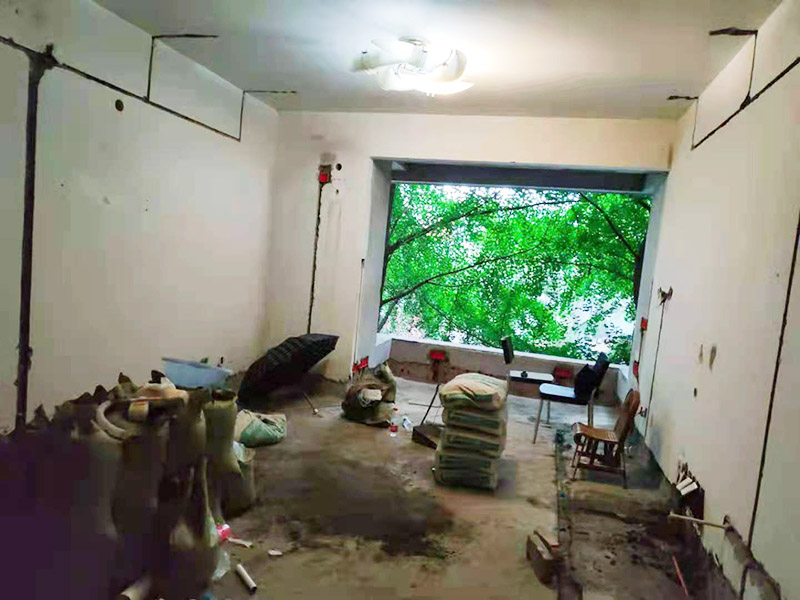 全屋水電改造施工：裝修一套房，水電工作是隱蔽工程，改造完畢后，各種水管、電線等都需埋在墻面、地下或吊頂里，后期不能進行檢查維修，因此入墻材料的質(zhì)量就是重中之重必須做好。而如何規(guī)劃水電走向呢？就需要前期將家電家具的位置尺寸都定好，多預(yù)備幾個空余，以后使用起來才不會后悔莫及。