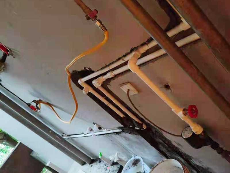 全屋水電改造施工：裝修一套房，水電工作是隱蔽工程，改造完畢后，各種水管、電線等都需埋在墻面、地下或吊頂里，后期不能進行檢查維修，因此入墻材料的質(zhì)量就是重中之重必須做好。而如何規(guī)劃水電走向呢？就需要前期將家電家具的位置尺寸都定好，多預(yù)備幾個空余，以后使用起來才不會后悔莫及。