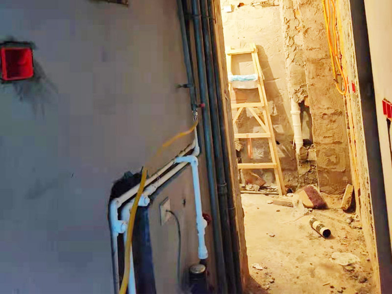 全屋水電改造施工：裝修一套房，水電工作是隱蔽工程，改造完畢后，各種水管、電線等都需埋在墻面、地下或吊頂里，后期不能進行檢查維修，因此入墻材料的質(zhì)量就是重中之重必須做好。而如何規(guī)劃水電走向呢？就需要前期將家電家具的位置尺寸都定好，多預(yù)備幾個空余，以后使用起來才不會后悔莫及。