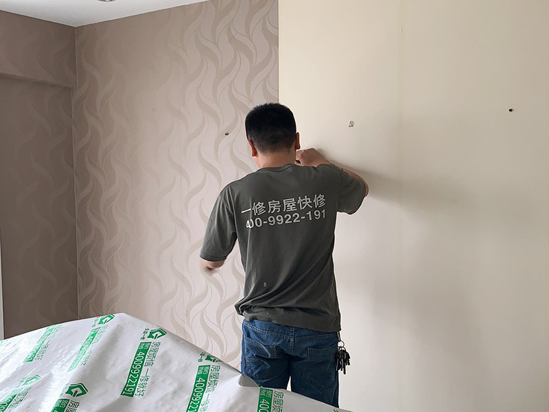 客廳墻面墻紙鏟除：盡量貼近墻面，捏住墻紙的一角，試著將其從墻面上揭下。朝著自己的方向?qū)垊冸x墻面，這樣更容易揭下墻紙。如果不容易撕的話，可以在墻面滾刷一些肥皂水，然后用美工刀、剃刀片或墻紙刮刀，沿水平方向?qū)⑴f墻紙割開，讓溫肥皂水或墻紙剝除劑滲到墻紙的后面，軟化粘合劑，然后就可以從石膏墻上撕除或刮除墻紙了。