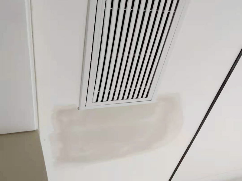 天花板局部修補(bǔ)：天花板有裂縫或者掉皮為什么，可能是天花板本身內(nèi)部潮氣重，可能是是因?yàn)槟佔(zhàn)颖旧淼哪z性差，或者是天花層膩?zhàn)釉瓉砼翁?，?dǎo)致附著力差。如果鏟除膩?zhàn)又蟀l(fā)現(xiàn)天花開裂是因?yàn)樘旎ò灞旧硪蚪ㄖ蛴辛芽p導(dǎo)致的，可以先用素水泥把裂縫修補(bǔ)好，然后在裂縫處用界面劑貼一塊白布或嵌縫帶，然后再滿刮膩?zhàn)樱詈蟠蚰ニ⑵?；可以徹底根除這個(gè)問題；