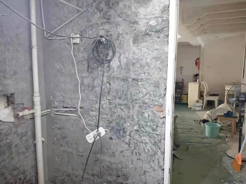 衛(wèi)生間拆除裝修：衛(wèi)生間的瓷磚拆除有很多需要特別注意的地方，操作不當會破壞其他的設施，所以在拆除前就需要留下來的衛(wèi)浴用具。事前準備做好了，后面的工序才能有條不紊地進行。馬桶的拆卸則是留到敲磚后進行的。以免敲磚時掉落的瓷磚砸壞排水管，或掉到排水管道中造成淤塞。