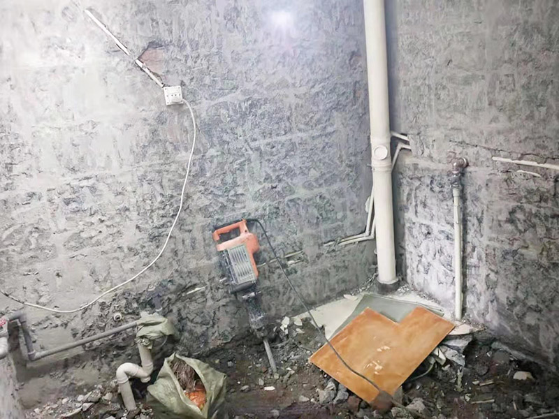 衛(wèi)生間拆除裝修：衛(wèi)生間的瓷磚拆除有很多需要特別注意的地方，操作不當會破壞其他的設施，所以在拆除前就需要留下來的衛(wèi)浴用具。事前準備做好了，后面的工序才能有條不紊地進行。馬桶的拆卸則是留到敲磚后進行的。以免敲磚時掉落的瓷磚砸壞排水管，或掉到排水管道中造成淤塞。