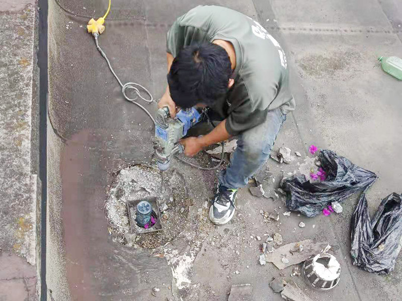 屋頂排水管疏通防水：屋頂排水不做好，不止是樓頂住戶遭殃哦，如果上面沒問題，就是整體防水層出問題了，結(jié)構(gòu)板阻水，水從薄弱的地方留出很正常，如果這里在下面堵了，會從別的地方出來。首先就先要將周邊清理干凈然后再電鉆疏通維修。