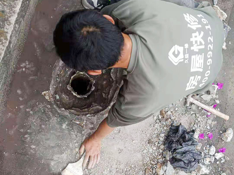 屋頂排水管疏通防水：屋頂排水不做好，不止是樓頂住戶遭殃哦，如果上面沒問題，就是整體防水層出問題了，結(jié)構(gòu)板阻水，水從薄弱的地方留出很正常，如果這里在下面堵了，會從別的地方出來。首先就先要將周邊清理干凈然后再電鉆疏通維修。