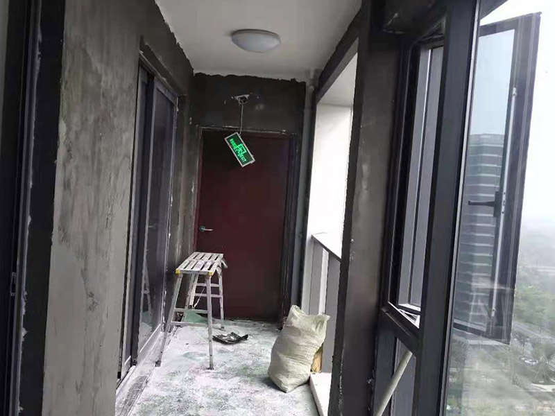 陽臺墻面粉刷翻新：陽臺是室內(nèi)應該刷室內(nèi)漆，但是有些陽臺還兼容生活陽臺，經(jīng)常晾曬切通水，還是刷外墻漆比較好，外墻漆耐候性較內(nèi)墻好，而且防潮，你陽臺上剛好還要放拖把池的，這也沒有問題了，內(nèi)墻漆大多數(shù)是不怎么防潮的，水濺上去多了容易變色、脫落的。