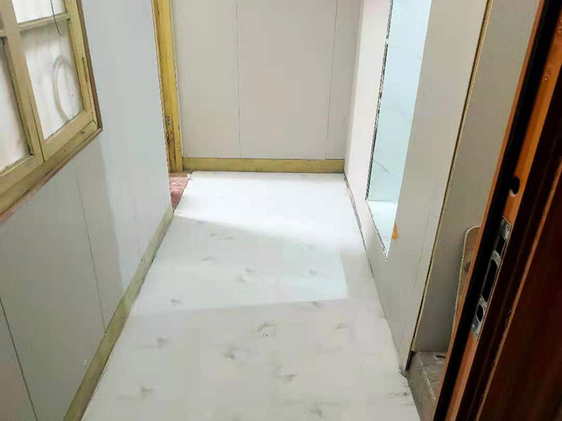  衛(wèi)生間貼瓷磚多少錢不能一概而論，因為瓷磚的品牌，尺寸不同，價格自然不同。因此貼起來也是不同的，所以衛(wèi)生間貼瓷磚多少錢還要看裝修公司的具體報價表了?；蛘呖梢灾苯影氚约河喆纱u，然只早人工服務(wù)價格就會實惠且明確一些。