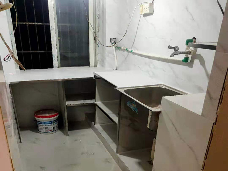  衛(wèi)生間貼瓷磚多少錢不能一概而論，因為瓷磚的品牌，尺寸不同，價格自然不同。因此貼起來也是不同的，所以衛(wèi)生間貼瓷磚多少錢還要看裝修公司的具體報價表了。或者可以直接半包自己訂瓷磚，然只早人工服務(wù)價格就會實惠且明確一些。