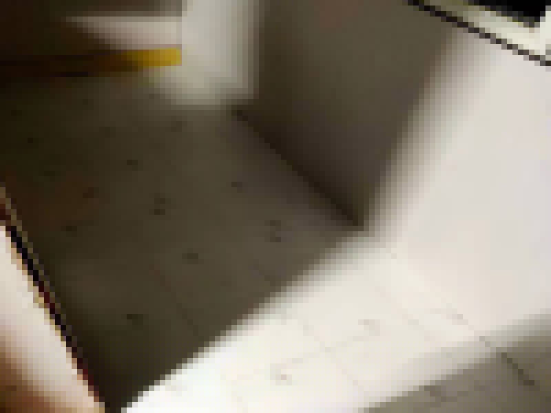  衛(wèi)生間貼瓷磚多少錢不能一概而論，因為瓷磚的品牌，尺寸不同，價格自然不同。因此貼起來也是不同的，所以衛(wèi)生間貼瓷磚多少錢還要看裝修公司的具體報價表了?；蛘呖梢灾苯影氚约河喆纱u，然只早人工服務(wù)價格就會實惠且明確一些。