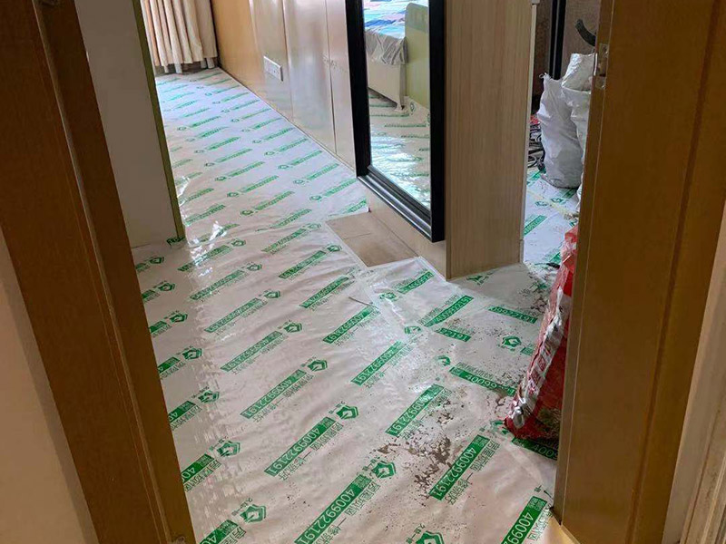 施工地板保護施工：二手房裝修時已經(jīng)裝修好的地板，家具等不想二次污染就一定要注意對地板和家具進行保護。為了防止地板被沾染灰塵以及施工團隊人員等的腳印，最好先在地板上鋪一層防塵布等作為保護膜。