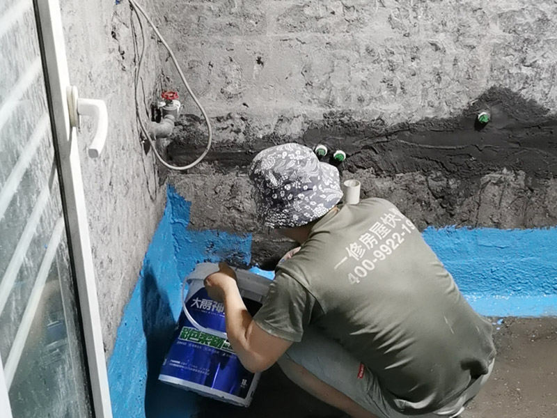 衛(wèi)生間地面刷防水：首先就要清理地面的渣子和灰塵，而且坡度也很重要，門(mén)口附近坡度小，地漏附近坡度大，這樣有利于排水。地面不平，在涂刷防水涂料的時(shí)候就可能會(huì)涂不均勻，又或是地面因?yàn)椴黄蕉菀琢验_(kāi)，這即使是涂了防水涂料上去也會(huì)隨著地面裂開(kāi)。