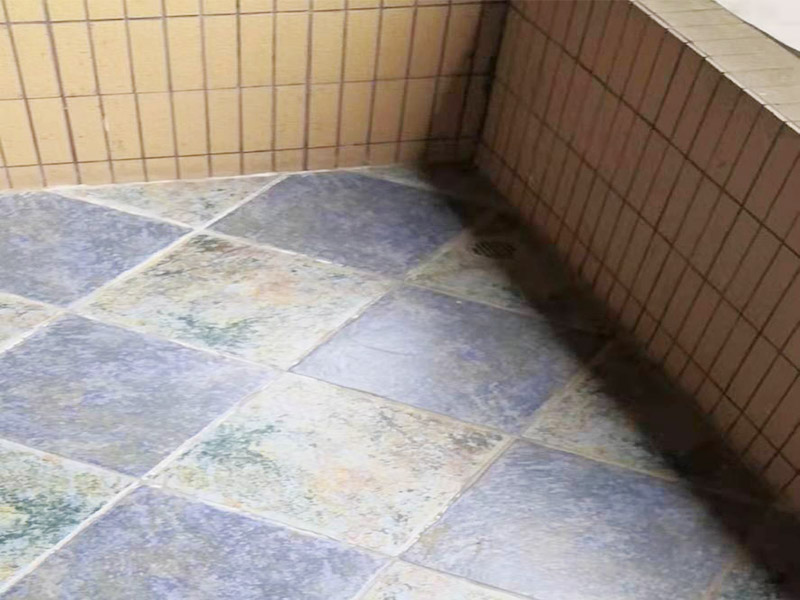 陽(yáng)臺(tái)拆除施工：如果是陽(yáng)臺(tái)地磚不再二次利用，那就可以直接用電鉆拆除就好。如果拆下來(lái)沒(méi)有損壞地磚的話，那是可以繼續(xù)使用的，但需要把背后的水泥漿除去，這個(gè)是比較麻煩的，弄不好就會(huì)把地磚弄壞，還要看運(yùn)氣，最后沒(méi)損壞的磚少而且還費(fèi)時(shí)間。