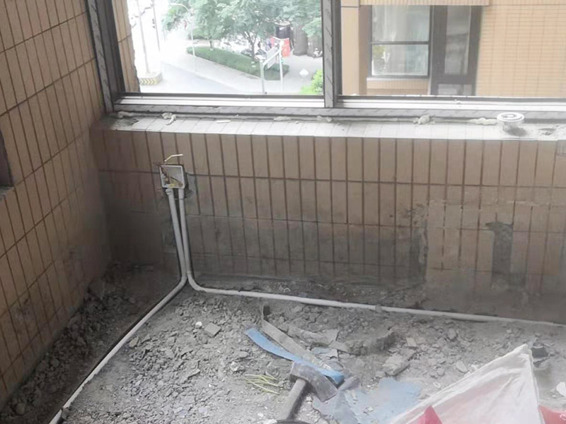 陽(yáng)臺(tái)拆除施工：如果是陽(yáng)臺(tái)地磚不再二次利用，那就可以直接用電鉆拆除就好。如果拆下來(lái)沒(méi)有損壞地磚的話，那是可以繼續(xù)使用的，但需要把背后的水泥漿除去，這個(gè)是比較麻煩的，弄不好就會(huì)把地磚弄壞，還要看運(yùn)氣，最后沒(méi)損壞的磚少而且還費(fèi)時(shí)間。