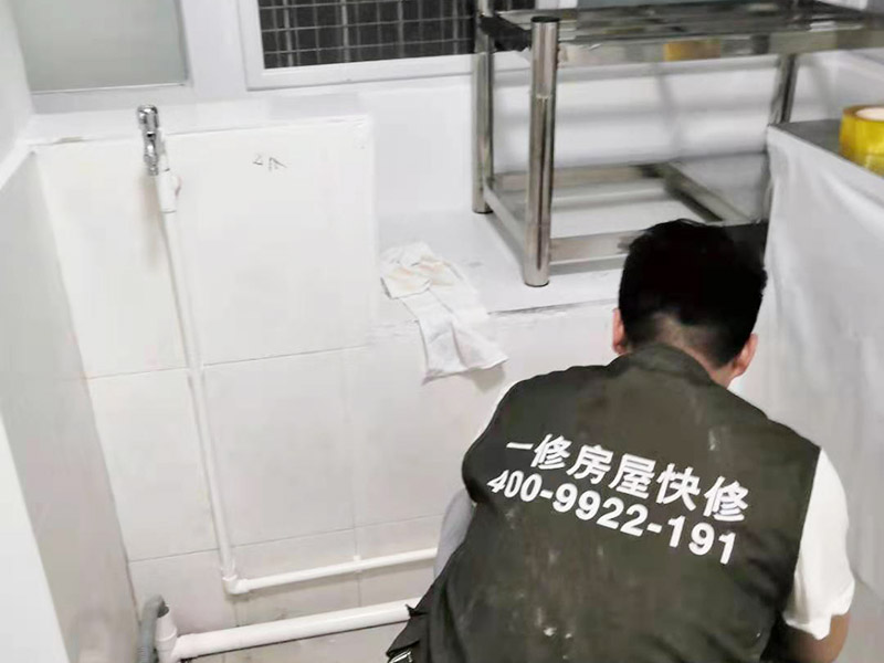 浴室花灑維修安裝：花灑是衛(wèi)浴組合中比較重要的一個(gè)部分，只有花灑足夠的好，水足夠的大，我們洗澡的時(shí)候才足夠的舒服。花灑內(nèi)絲彎頭出水口要掌握好左熱右冷不能錯(cuò)，預(yù)留絲頭是要考慮到貼墻磚的厚度，最好讓高出毛胚墻15mm,如果和毛胚墻水平，等貼完了墻磚你就會(huì)發(fā)現(xiàn)絲頭陷在墻里太深，弄不好會(huì)裝不上淋浴器。