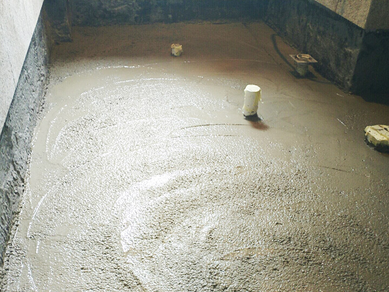 廁所地面找平施工：更換衛(wèi)生間的地磚，在將原有地磚鑿去之后，一定要先用水泥砂漿將地面找平，回填建議最理想用陶粒，次之用輕質(zhì)磚，常用建渣，亦可架空，煤渣也可較少了。然后再做防水處理。攪勻防水材料，要均勻一致，操作時先墻面后地面，從內(nèi)向外退著操作,待干固后做閉水試驗幾天，然后再開始貼磚。