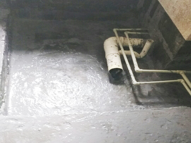 廁所地面找平施工：更換衛(wèi)生間的地磚，在將原有地磚鑿去之后，一定要先用水泥砂漿將地面找平，回填建議最理想用陶粒，次之用輕質(zhì)磚，常用建渣，亦可架空，煤渣也可較少了。然后再做防水處理。攪勻防水材料，要均勻一致，操作時先墻面后地面，從內(nèi)向外退著操作,待干固后做閉水試驗幾天，然后再開始貼磚。