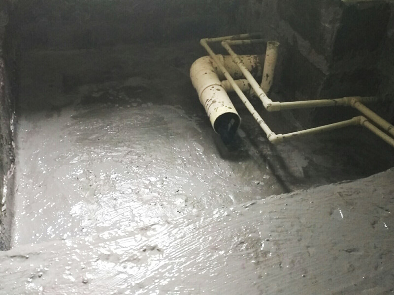 廁所地面找平施工：更換衛(wèi)生間的地磚，在將原有地磚鑿去之后，一定要先用水泥砂漿將地面找平，回填建議最理想用陶粒，次之用輕質(zhì)磚，常用建渣，亦可架空，煤渣也可較少了。然后再做防水處理。攪勻防水材料，要均勻一致，操作時先墻面后地面，從內(nèi)向外退著操作,待干固后做閉水試驗幾天，然后再開始貼磚。