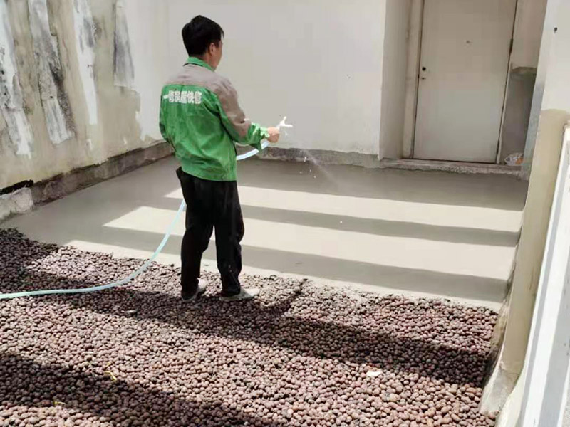 地面陶粒找平：首先需要在地面和墻體連著做兩遍防水，而且墻體的高度最少要高出40公分；然后用混凝土制作若干小格子，并填充防潮陶粒；接著在格子上鋪制鋼筋網(wǎng)，保持陶粒層的牢固；最后在陶粒層上鋪墊混凝土并找平，待干透后再刷素水泥漿就好。