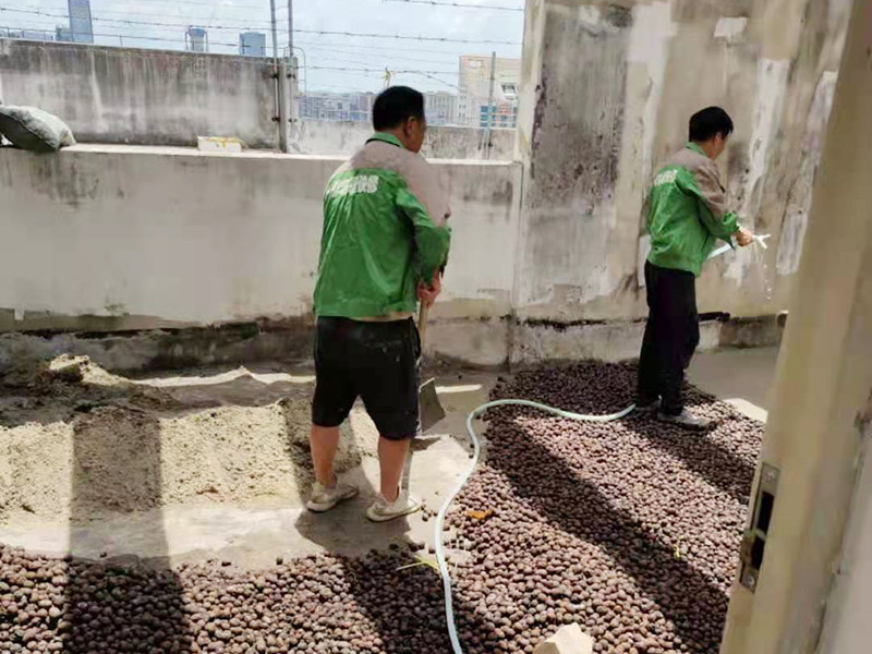 地面陶粒找平：首先需要在地面和墻體連著做兩遍防水，而且墻體的高度最少要高出40公分；然后用混凝土制作若干小格子，并填充防潮陶粒；接著在格子上鋪制鋼筋網(wǎng)，保持陶粒層的牢固；最后在陶粒層上鋪墊混凝土并找平，待干透后再刷素水泥漿就好。