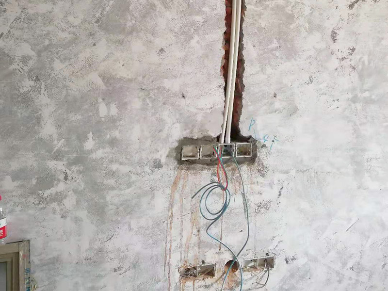 全屋電路改造：電路是家居裝飾中的隱藏工程，是家居裝飾的必然步驟。彈好平行與垂直線開槽，放好開關(guān)插座底盒，而開關(guān)插座底合安裝要彈水平線開槽，廚衛(wèi)間須根據(jù)設(shè)計(jì)的使用功能進(jìn)行彈線開槽。布線都是使用線管進(jìn)行暗埋，電線需要并頭連接，不能隨便連接，接頭處需要使用按壓接線法，線接好之后，使用絕緣膠布包住。