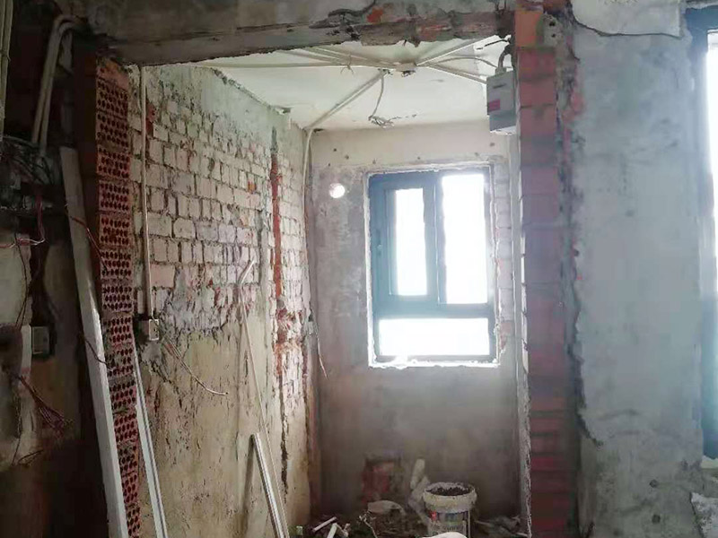 全屋電路改造：電路是家居裝飾中的隱藏工程，是家居裝飾的必然步驟。彈好平行與垂直線開槽，放好開關(guān)插座底盒，而開關(guān)插座底合安裝要彈水平線開槽，廚衛(wèi)間須根據(jù)設(shè)計(jì)的使用功能進(jìn)行彈線開槽。布線都是使用線管進(jìn)行暗埋，電線需要并頭連接，不能隨便連接，接頭處需要使用按壓接線法，線接好之后，使用絕緣膠布包住。