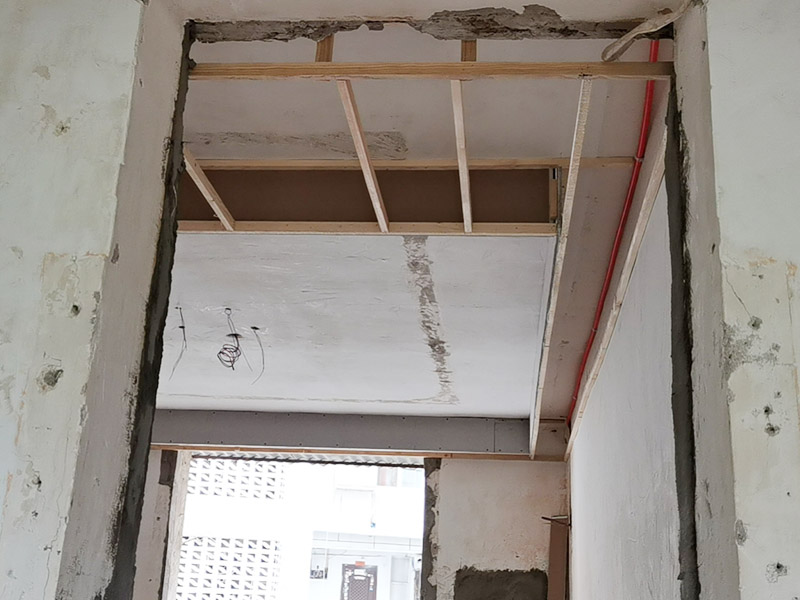 吊頂木龍骨安裝：先在房頂定好位置，用沖擊鉆打孔，將專用三角卡碼扣入三角龍骨，按所安裝方板規(guī)格間格卡上。把膨脹螺絲和大龍骨固定好，龍骨安裝好后，就可以直接將鋁扣板吊頂壓入三角骨縫中就完成吊頂?shù)陌惭b。