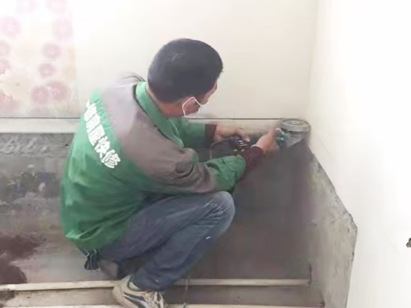 墻皮鏟除刷新：一般情況下先用水將原墻澆濕，先讓墻體表面有個(gè)濕潤(rùn)度，然后將滾子完全浸到水中，浸濕完全后拿出來(lái)在需要鏟的墻面進(jìn)行滾動(dòng)，或者也可以直接鏟的墻面，不過(guò)施工中要注意不可用蠻力，以免碰到稍硬的地方損壞工具或者傷到墻內(nèi)水管或者電路。