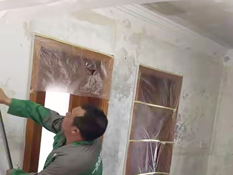 墻皮鏟除刷新：一般情況下先用水將原墻澆濕，先讓墻體表面有個(gè)濕潤(rùn)度，然后將滾子完全浸到水中，浸濕完全后拿出來(lái)在需要鏟的墻面進(jìn)行滾動(dòng)，或者也可以直接鏟的墻面，不過(guò)施工中要注意不可用蠻力，以免碰到稍硬的地方損壞工具或者傷到墻內(nèi)水管或者電路。