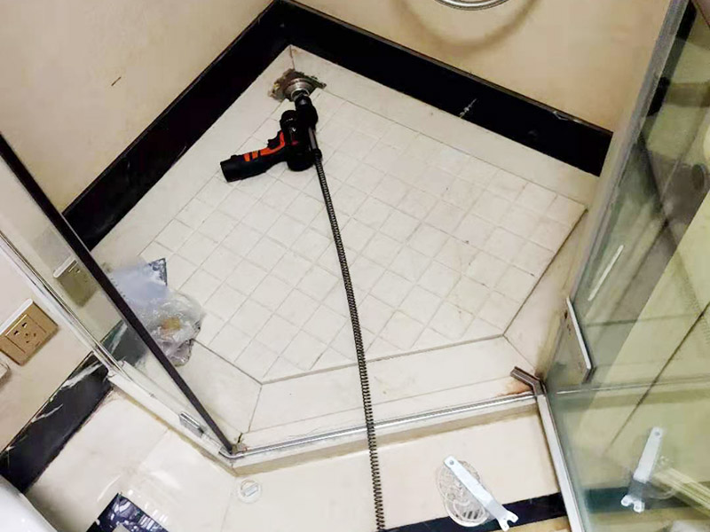 浴室鋼化膜防水涂刷：浴室玻璃墻防水工程和涂料，因?yàn)樵∈覞駳獗容^重，所以都需要耐性比較好的，爆嗮不會(huì)裂開(kāi)，低溫性也要好的，高溫不變軟，綠樹(shù)環(huán)保的，所以要選擇那些具有防水，防腐特點(diǎn)的材料。