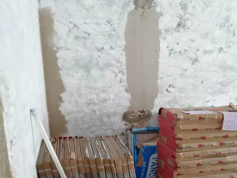 舊房翻新吊頂裝修：首先進行房屋的主體拆除。在做好全屋家具等成品保護，將舊房的墻面、門窗燈進行拆除，重新做好衛(wèi)生間和廚房的防水工作，在拆除的過程中及時清理產(chǎn)生的垃圾，保持房屋的干凈、整潔。