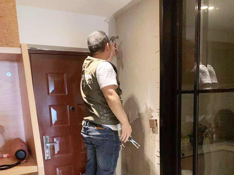 入戶門墻面翻新：翻新前，需要先將舊漆面鏟除干凈，之后在進行打磨，將墻面的浮沉雜物都清理干凈。然后基層做完后，需要將施工區(qū)域的家具物件移除，避免在翻新過程中，使家具受到損傷。檢測一下墻面的平整度，膩子刮兩遍即可，再刷底漆，最后對墻面進行油漆涂刷。注意施工完后要記得通風哦。